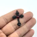 Detailansicht des gotischen schwarzen Kreuz-Anhängers mit Rosen und rotem Herzstein. - Dornen Rose Kreuz Anhänger / Schwarz-Rotes Herz