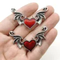 Detailopname van retro gotische legering duivel hart vleugel hangers voor DIY sieraden maken. - Rood Hart Zilveren Vleugels