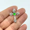 Nahaufnahme Detail des Vintage gotischen Dornen Rose Kreuz Anhängers mit grünem Herz Zubehör. - Dornen Rose Kreuz Anhänger / Antiksilber-Grünes Herz