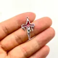 Nahaufnahme Detail des gotischen Flammenkreuz Legierungsanhängers mit roter Emaille für Schmuck. - Rote Flamme Emaille Kreuz