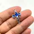Nahaufnahme des blauen Emaille-Flammenkreuz-Legierungsanhängers, perfekt für DIY-Schmuck. - Blaue Flamme Emaille Kreuz