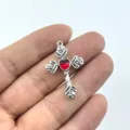 Detaillierte Nahaufnahme des Vintage Gotik Kreuz Anhängers mit rotem Herz und Rosen. - Dornen Rose Kreuz Anhänger / Antiksilber-Rotes Herz