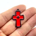 Nahaufnahme Detail des retro rot-schwarzen Kreuz Anhängers, gotischer Legierungs Schmuck. - Rot Schwarz Zweifarbig (7)