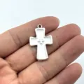 Detailaufnahme des Vintage Gothic-Stil Legierung Kreuz Anhänger, ideal für DIY Schmuck. - Vintage Silber (3)