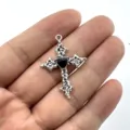 Gotischer Legierungs-Kreuzanhänger mit schwarzem Herz, Detailansicht für DIY-Schmuckbasteln. - Silber Schwarz Herz