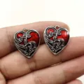 Primo piano di ciondoli cuore smalto rosso gotico, accessori gioielli argento vintage. - Stile Cuore Gotico Smalto Rosso E Nero (1)