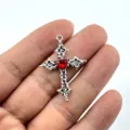 Detailansicht des gotischen Kreuzanhängers mit rotem Herzstein, ideal für DIY-Schmuckstücke. - Silber Rotes Herz