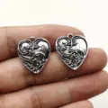 Dettaglio in primo piano di ciondoli a cuore gotici argentati ideali per creazione gioielli. - Stile Cuore Intagliato in Argento Vintage (2)