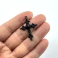 Schwarzer Metall Kreuz Anhänger mit Herz Gothic DIY Schmuck Zubehör für Halskette Armband. - Schwarz Schwarzes Herz