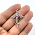 Gotischer Flammen Kreuz Anhänger mit rosa Herz Kristall für DIY Schmuck Basteln und Kette. - Silber Rosa Herz