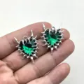 Nahaufnahme des gotischen Punk Dornenherz Kristall Anhängers, stylisches Accessoire. - Silber Dornen Grüner Strass (1)
