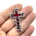 Detailansicht des Zinklegierung rot Öl Tropfen Kreuz Anhänger für DIY handgemachte Schmuck Zubehör. - Vintage Texturierter Stil / Rot