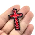 Detailansicht des rot-schwarzen Tropfen-Kreuz-Anhängers aus Zinklegierung für DIY-Schmuck. - Rot & Schwarz