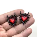 Detaillierte Nahaufnahme des dunklen gotischen Punk-Dornenherz-Anhängers mit rotem Stein. - Schwarze Dornen Roter Strass (6)
