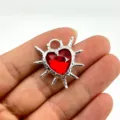 Gotischer roter Herzanhänger mit Dornen DIY Schmuck Zubehör im dunklen Retro Stil - Rot (Silberrand)