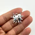 Gros plan du pendentif cœur en métal argenté épineux montrant les détails du style punk gothique. - Cœur d'Épines (HJ25-119-2) / Argent