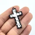 Detailaufnahme des gotischen schwarz-weißen Tropföl Kreuzanhängers für DIY Schmuckherstellung. - Schwarz Weiß