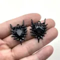 Nahaufnahme Detail von goth punk Dornen Herz Strass Anhänger, dunkler Schmuck Zubehör. - Schwarze Dornen Schwarzer Strass (5)