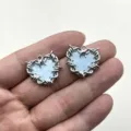 Gros plan sur le détail du pendentif cœur en fil barbelé argenté, accessoire de bijoux gothique. - Cœur Épineux Bleu Clair (3)