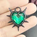 Detaillierte Nahaufnahme des Gothic Punk Dornenherz Anhängers mit grünem Kristall - Schwarzer Sockel Grüner Strass (5)