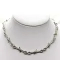 Nahaufnahme Detail der silbernen Stacheldraht Kette, Punk Gothic Stil Legierung Halskette Zubehör. - Silber Stacheldraht Dornen Kette