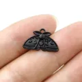 Gros plan d'un pendentif papillon lune en alliage noir, idéal pour création de bijoux. - Style Papillon de Nuit Noir Uni (3)