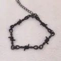 Detaillierte Nahaufnahme einer schwarzen Stacheldraht Legierung Anhänger Halskette Schmuck. - Schwarz Stacheldraht Dornen Mit Verlängerungskette Verschluss