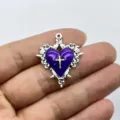 Nahaufnahme eines gotischen lila Herz-Kreuz-Anhängers mit Dornen-Rosen-Rahmen für DIY-Schmuck. - Violetter Emaille-Stil (3)
