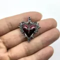 Detailansicht des dunklen Gothic Dornen Rose Kreuz Herz Anhängers DIY Schmuckzubehör. - Rotes Glasur Herz Stil (4)
