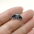 Vue détaillée d'un pendentif papillon de nuit vintage en alliage noir et argent pour bijoux DIY. - Style Papillon de Nuit Émail Noir et Blanc (4)