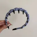 Detailaufnahme eines blau-weißen karierten Haarreifs, stilvoller Stoff-Haarreif mit Zähnen Damen. - Himmelblau-Karo
