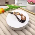 Gedetailleerd overzicht bruine strass haarklem, elegante haarstyling twist accessoire. - Twist Clip / Koffie