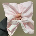 Nahaufnahme des rosa und weissen Haargummis mit eleganter Schleifen Detailansicht. - Scrunchie / Rosa Kariert