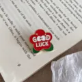 Κάρφιτσα σμαλτού με λουλούδι τύχης χαριτωμένο μεταλλικό σήμα για ρούχα και σακίδιο πλάτης - Στυλ Λουλούδι Έκφραση Good Luck (5)