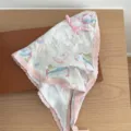 Foulard triangulaire imprime chat style retro avec bordure en dentelle rose et ruban. - Carreaux Imprimé / Foulard Triangle Blanc