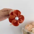 Oranger Haarklammer Clip aus Satin mit Perle, elegantes Haarzubehör für modische Frauen. - Orange