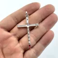 Vue de détail du pendentif épée croix crâne rétro, bijou en alliage style punk. - Pendentif Croix Épée Crâne Strass Rouge (2) / Argent Rétro