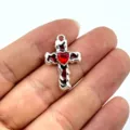 Nahaufnahme des Retro-Zinklegierungs-Kreuzanhängers mit rotem Herzstein für DIY-Schmuckherstellung. - Stil 1 (Roter Herz-Strass)