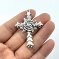 Nahaufnahme des antiken silbernen Kreuz Rosen Anhängers, Gothic DIY Schmuck Zubehör. - Antik Vintage Rose Kreuz Charm (Stil 4)