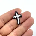 Schwarzer und weißer Kreuz Anhänger Charm für DIY Schmuckherstellung mit Strass - Stil 9 (Fluid Design Herz-Strass)