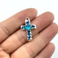 Nahaufnahme des silbernen Zinklegierungs Kreuzanhängers mit blauem Herz Kristall für DIY Schmuck. - Stil 6 (Blauer Herz Künstlicher Kristall)