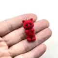 Nahaufnahme des roten beflockten Mini Tier Anhängers für kreativen DIY Bastelschmuck. - Rot (4)