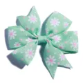 Detailansicht einer mintgrünen Ripsbandschleife mit weiß-rosa Gänseblümchen-Druck - Kein Zubehör auf der Rückseite / Aquagrün