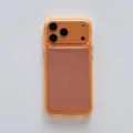 Vista dettagliata di una cover per iPhone arancione trasparente con fessura concava DIY. - Stile Scanalatura con Pulsanti Galvanici / iPhone 13 Pro Max / Arancione Trasparente