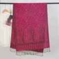 Vista detallada del chal jacquard de cachemira fucsia con elegantes borlas de flecos - Estilo Jacquard Paisley con Flecos / 70x200cm / Rosa rojo