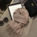 Elegante sciarpa in 100% lana australiana beige con dettagli di morbide frange. - Cammello classico