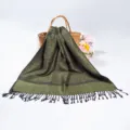 Elegante sciarpa pashmina verde oliva con motivo jacquard paisley e nappe nere - Verde Oliva (TH12)