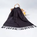 Elegante sciarpa pashmina nera con motivo cachemire jacquard e frange lunghe. - Nero (TH08)
