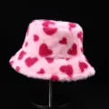 Warmer pinker Plüsch-Fischerhut mit rotem Herzmuster für Herbst und Winter - M (56-58cm) / Fuchsia