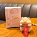 Simpatica statuetta di maialino in resina rosa con confezione regalo e ciondolo decoro - Maiale Rosa